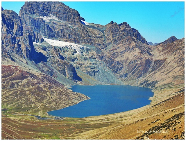 Beside the 2 Heavenly Lakes in Kashmir : Gangbal and Nundkol