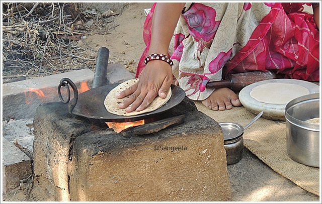 Fine Art of Making Indian Roti; Taste of Rural Rajasthan !!